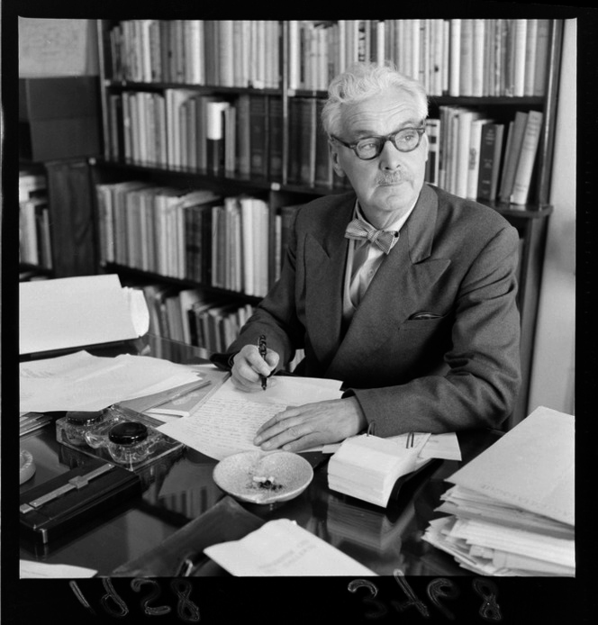 Photo of photos/Stewart Bell MacLennan portrait 1958